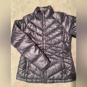 NWOT tags North Face women’s puffer jacket perfect for winter.